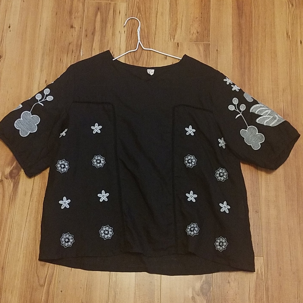 Black and white linen floral top